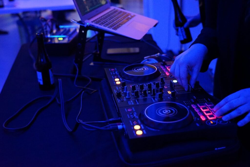 Current image: DJ Set