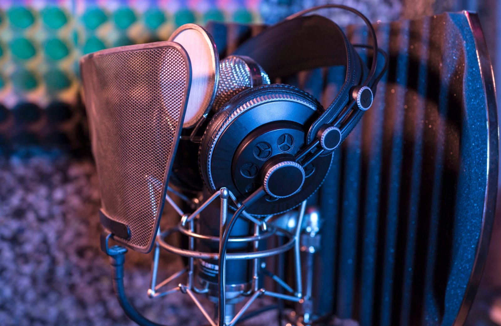 A picture of headphones
